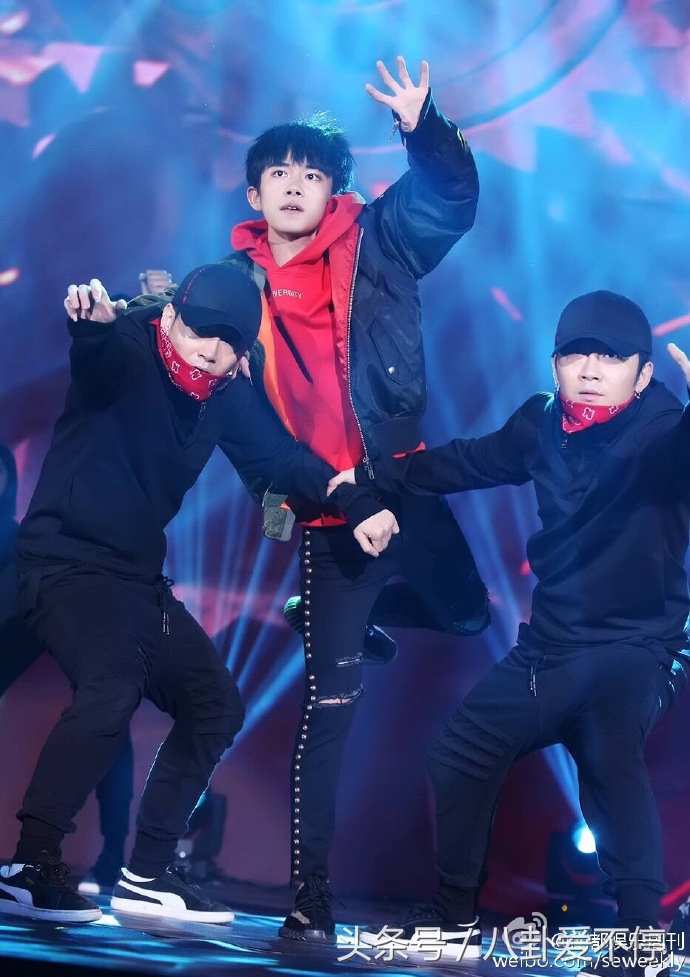 易烊千玺面对粉丝说娶我,易烊千玺微博之夜走路王俊凯王源