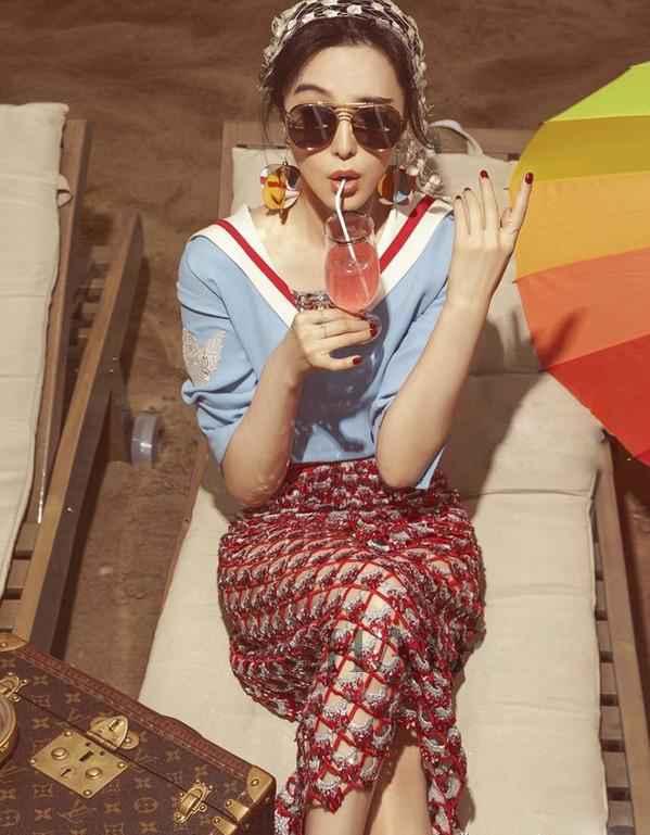 撞衫谁更尴尬,20岁关晓彤撞衫34岁唐嫣谁更美呢