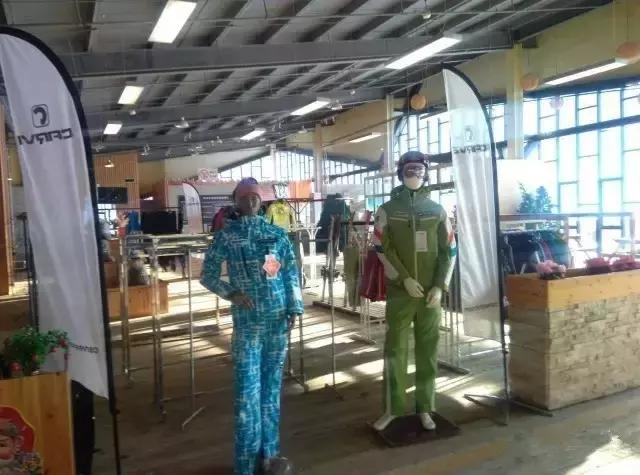 去不了远方就在家门口玩,去不了就在家门口滑冰