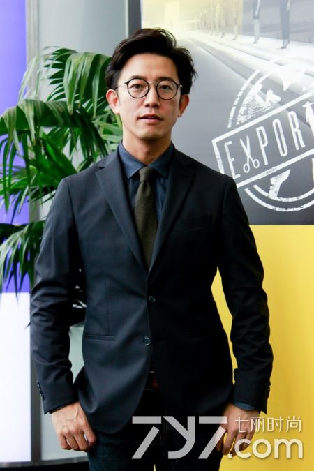 女生眼镜框搭配风格,灰白渐变眼镜框合适什么风格