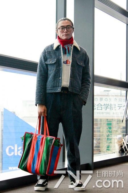 女生眼镜框搭配风格,灰白渐变眼镜框合适什么风格