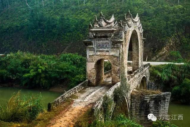 百丈龙潭指的就是江西的龙南县,福建百丈龙潭景点