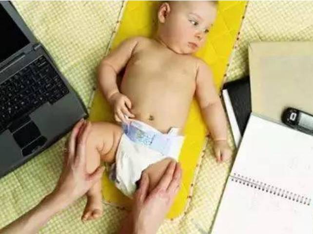 给宝宝换尿布的正确方法,每天给宝宝换尿布的正确方法