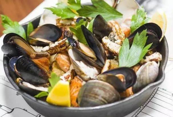 拔草！隐藏在新天地的防空洞酒吧、冠军面包舖、李宗盛阿信的咖啡厅！一天绝不够！