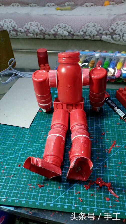 用箱子做能动的小机器人,用瓶子和盖子做机器人