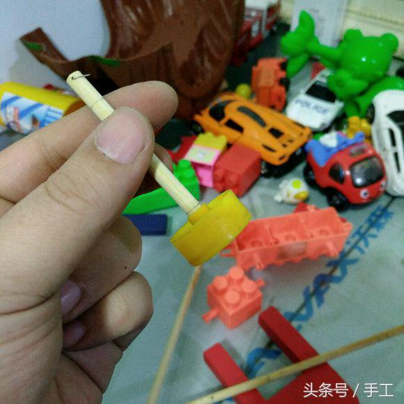 用箱子做能动的小机器人,用瓶子和盖子做机器人