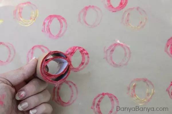 幼儿园卷纸筒环保手工作品,儿童手工涂鸦画纸