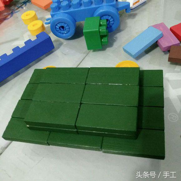 用箱子做能动的小机器人,用瓶子和盖子做机器人