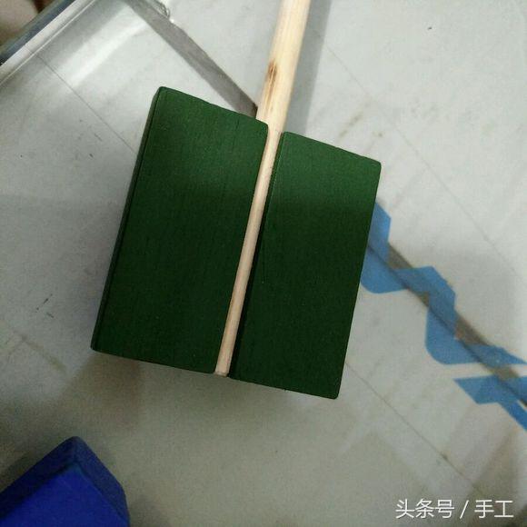 用箱子做能动的小机器人,用瓶子和盖子做机器人