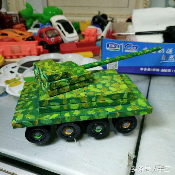 用箱子做能动的小机器人,用瓶子和盖子做机器人