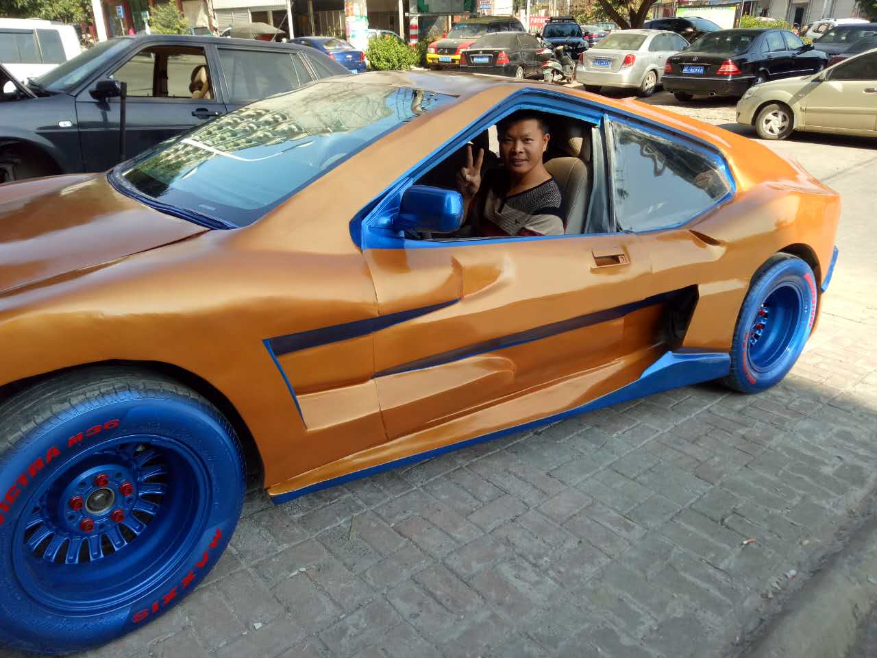 首辆纯手工自主研发设计的黄金跑车在防城港问世