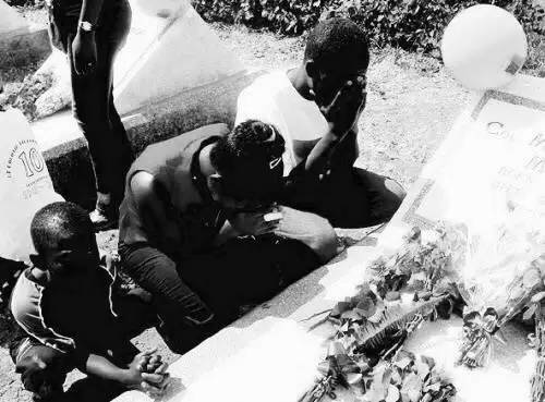 梅西祈祷完全版,梅西乘坐飞机在上空盘旋