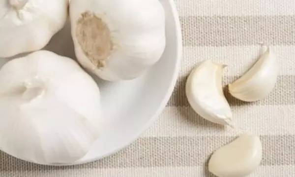 感冒咳嗽小妙招葱白加大蒜,感冒咳嗽只需一粒大蒜简单又实用