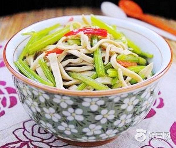 头发干枯毛糙开叉怎么护理,冬季头发干枯毛躁如何做