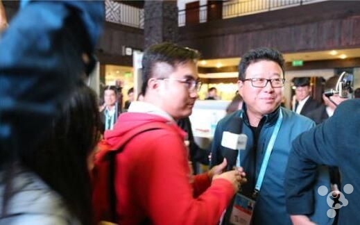 威威趣谈：互联网大佬再聚首感情深一口闷