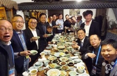 威威趣谈：互联网大佬再聚首感情深一口闷