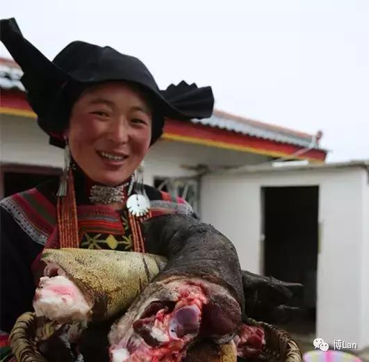 彝族特色菜肴坨坨肉图片,彝族特色酒