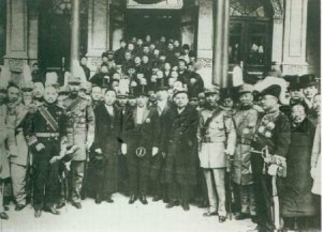 袁世凯为了当皇帝，不准女儿看娘家的灯，还把祖坟都刨了！