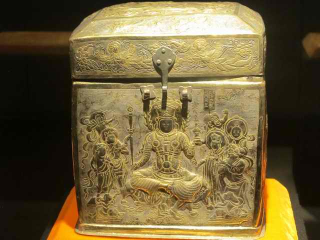 此物是佛门之宝，夜晚能发出诡异的光芒，千百年来谜团重重