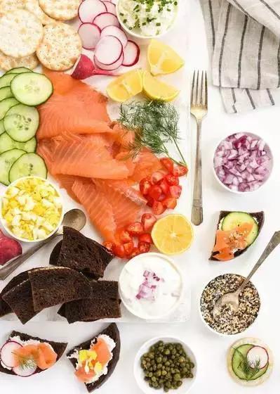 麻烦给我一份厚切三文鱼，再来一杯清酒！