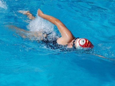 冬泳恢复体温消耗热量,冬泳能够锻炼意志和提升免疫力