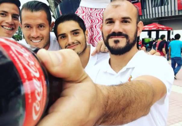 可口可乐“自拍瓶”被玩疯！玩转每次营销，大公司也不忘创新！