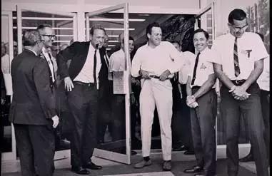 谢耳朵只服他一个，又玩原*弹子**又是办画展