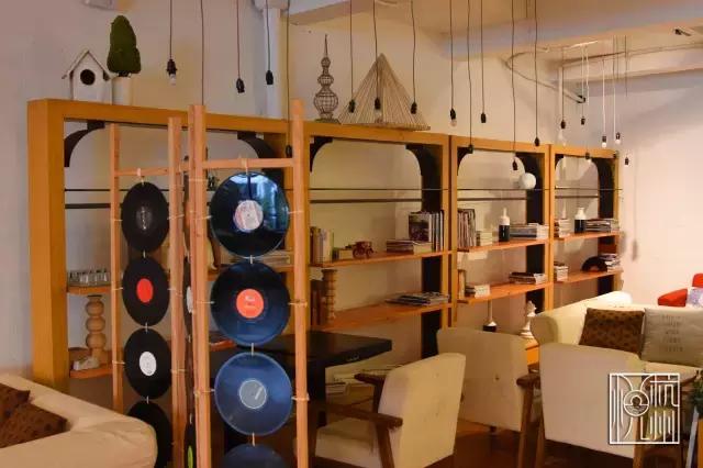 见过了那么多食堂，这家公司却为了员工吃得更好包下了一整片农场