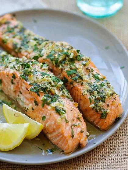 麻烦给我一份厚切三文鱼，再来一杯清酒！