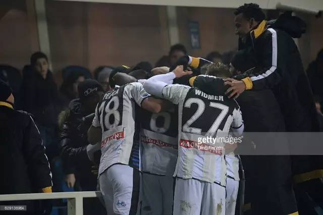 球衣颜色冲突怎么办？就没见过这么“随便”的解决方案！