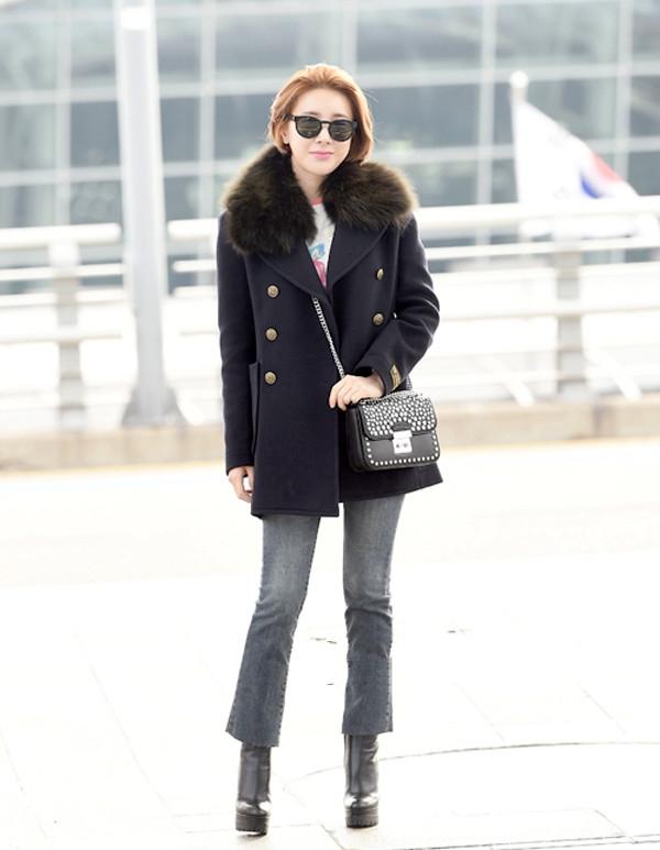 韩国女明星皮衣机场街拍,韩国女明星穿阿迪