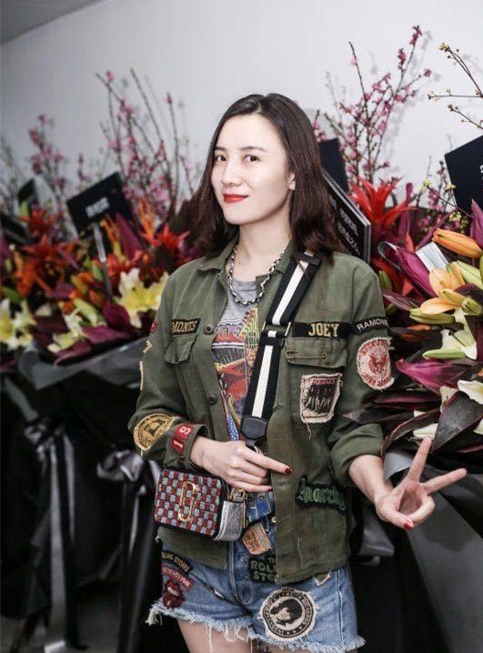 杨幂刘雯等人纷纷终止合作,杨幂刘雯新款包