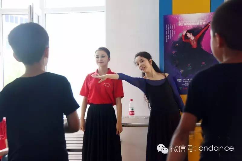 4个舞姿学一支舞,4个简单舞蹈