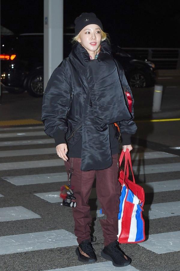 韩国女明星皮衣机场街拍,韩国女明星穿阿迪