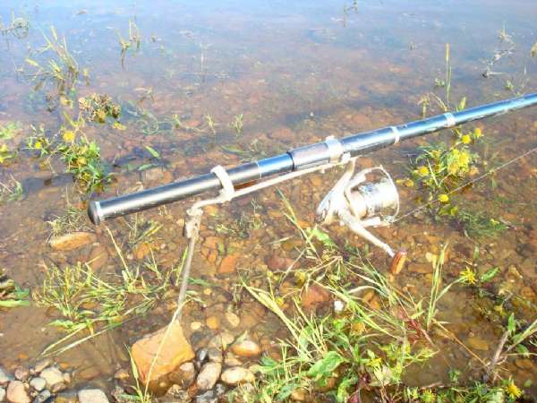 野钓鲫鱼打串钩自制竿架,老钓鱼人传授自制串钩和海竿架