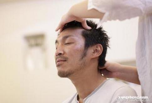 头发末端有白色小点是不是发根,掉落的头发发根有小白点正常吗