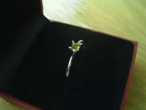 钻戒越戴越暗是真的吗,真钻戒会不会闪闪发亮