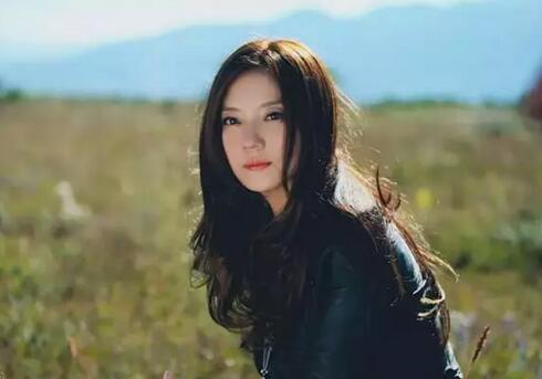 发型真的能够让脸看起来小一些嘛,合适大脸妹的减龄发型