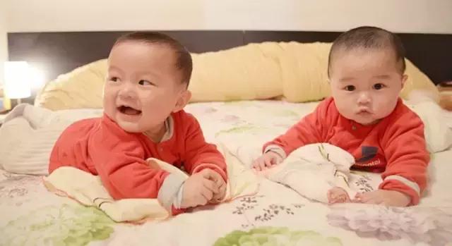 宝宝掉下床抱起来,宝宝掉床后哄一会睡着了没事吧