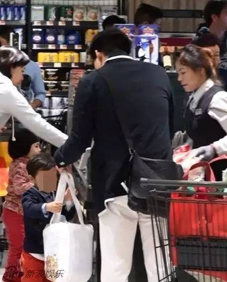 郭晶晶霍启刚逛超市视频,霍启刚郭晶晶逛街买菜