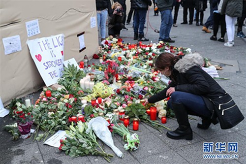 丧心病狂！恐怖分子吻别7岁女儿送其当“人肉*弹炸**”