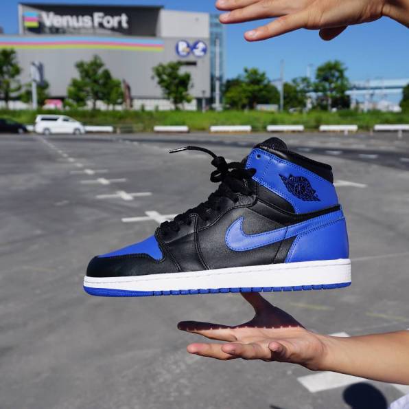 aj1现在哪双鞋值得入手,aj1两双不同配色一脚穿一只