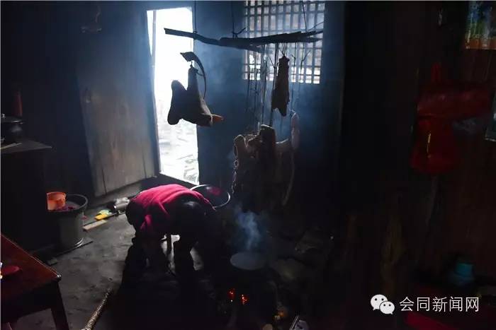 会同：昨天，欧阳海峰到道德模范家里检查年货