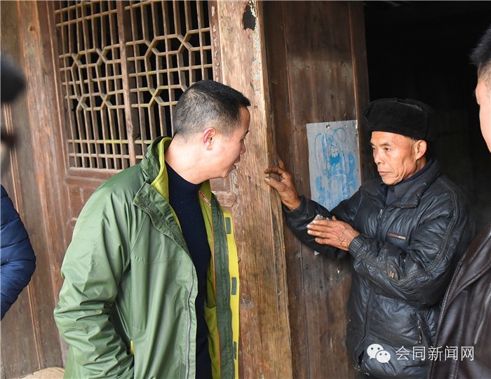 会同：昨天，欧阳海峰到道德模范家里检查年货