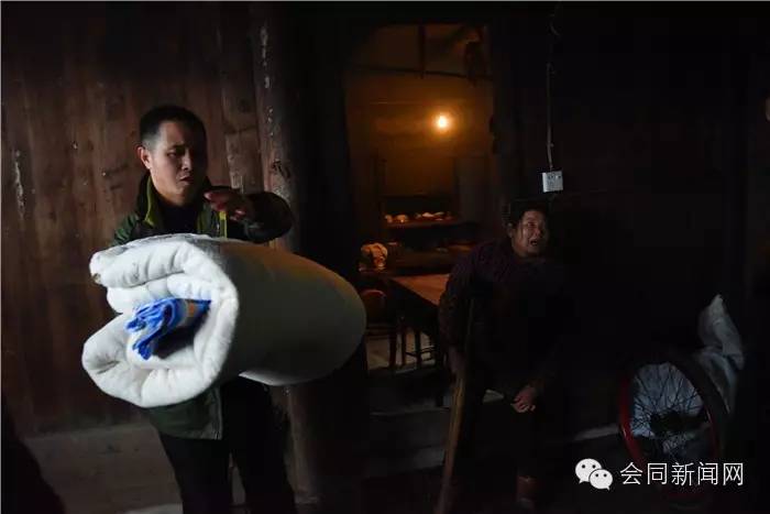 会同：昨天，欧阳海峰到道德模范家里检查年货