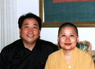 5岁与母亲相依为命，一曲成歌坛传奇，巅峰时皈依佛门原因成迷