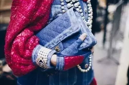 焦糖色大衣搭配什么包包好看,奢品包包如何穿搭