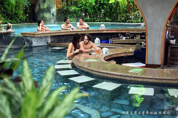 泡温泉享受的过程,泡完温泉吃自助餐