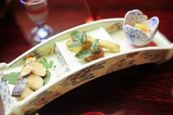 有一本书佐餐，旅行会更有味道｜会饮品读