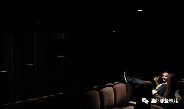 国外男子穿反光背心冒充工作人员 免费进入各种收费场所，竟都告捷了